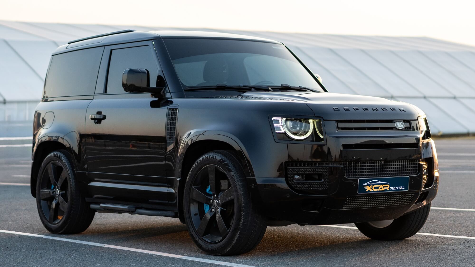 Landi Rova Alquilar Range Rover Defender 2023 en Dubái | SUV y 4x4 | X Car Rental